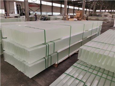 Ar skābi iegriezts u profila glāze