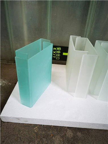 Matēts u formas stikls