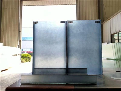 Rūdīts u stikls interjera dizainam